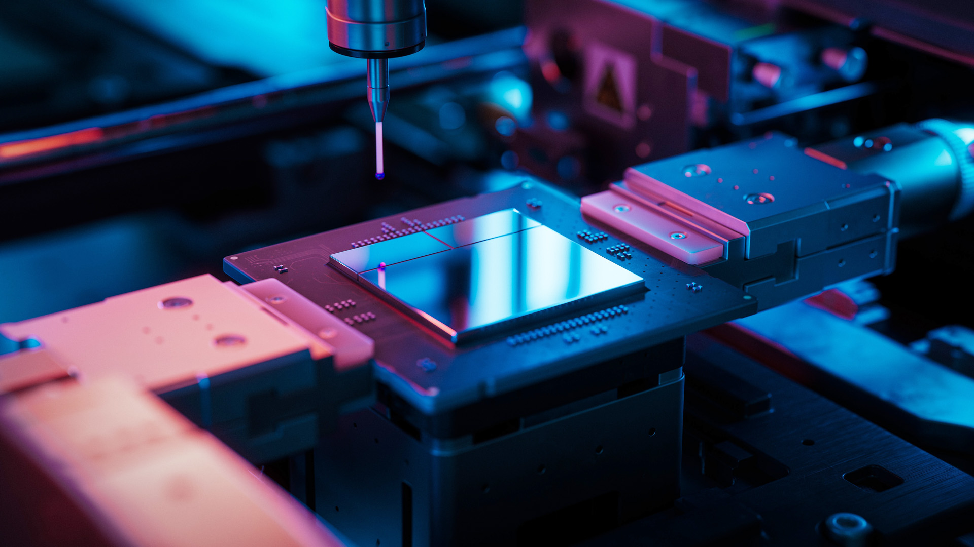 Optical packaging is performed on a silicon photonics chip, showcasing key technologies for high-speed optical communication components.